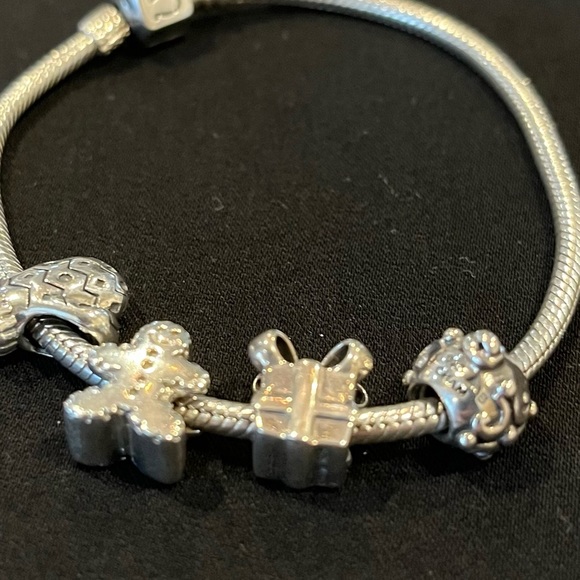 Chamilia Christmas charms set of 4 - gingerbread man, ornament, gift box, mitten - Picture 3 of 7